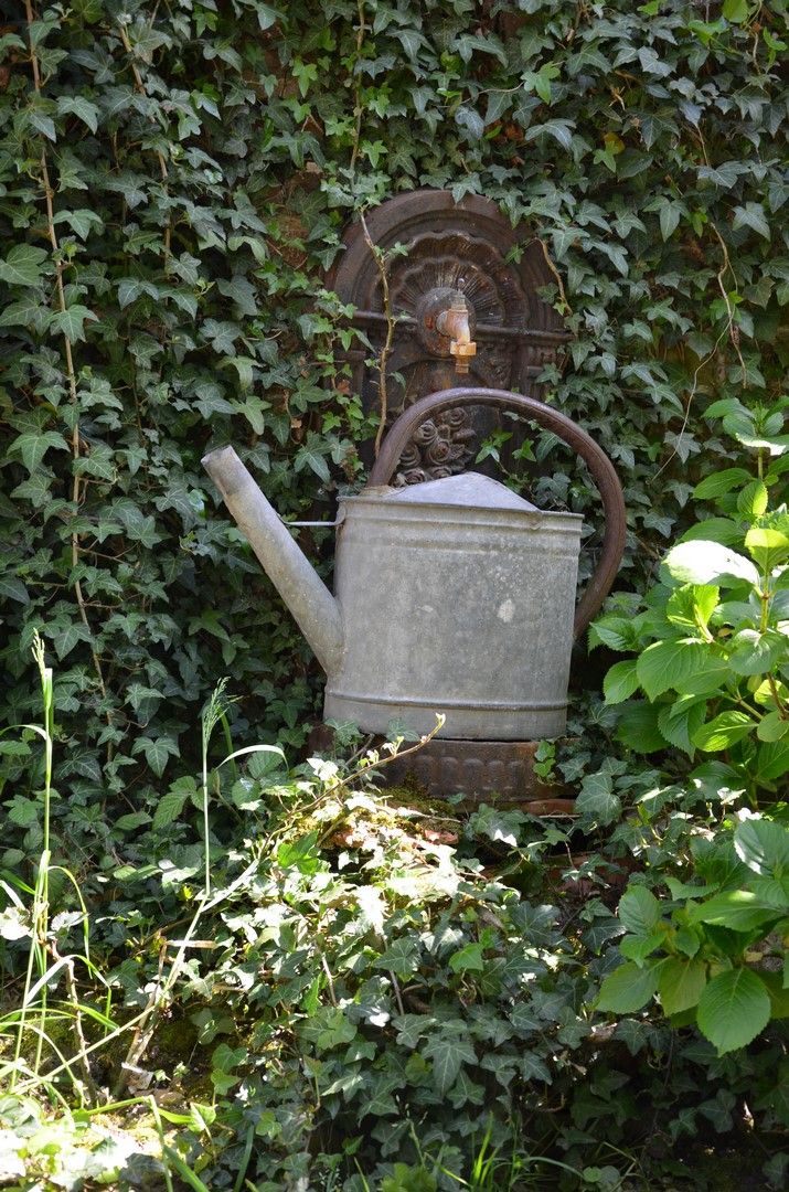 Dans_mon_jardin__Fontaine_vieil_arrosoir_en_zinc.jpg
